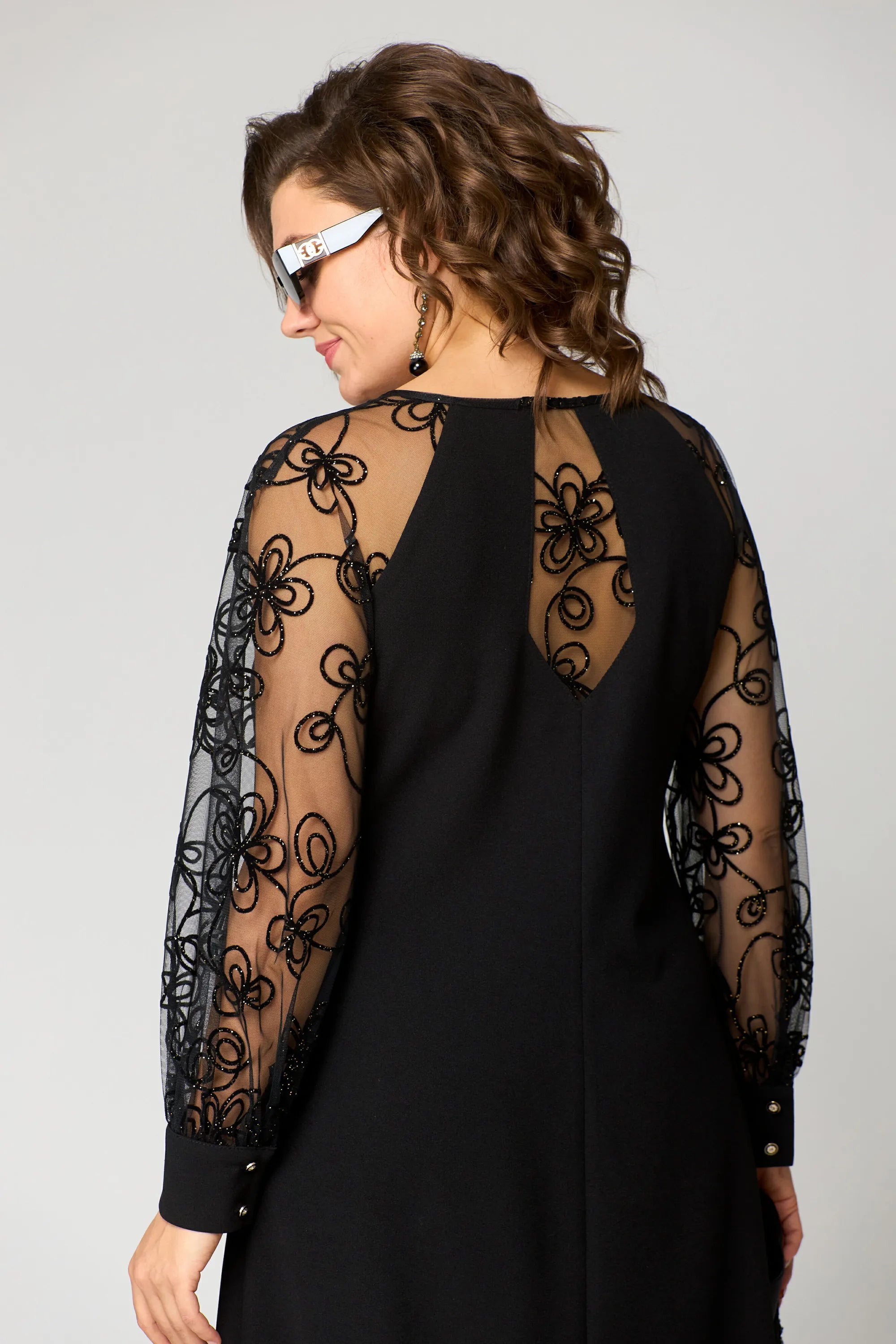 Edyth – Knee Length Dress with Lace Sleeves