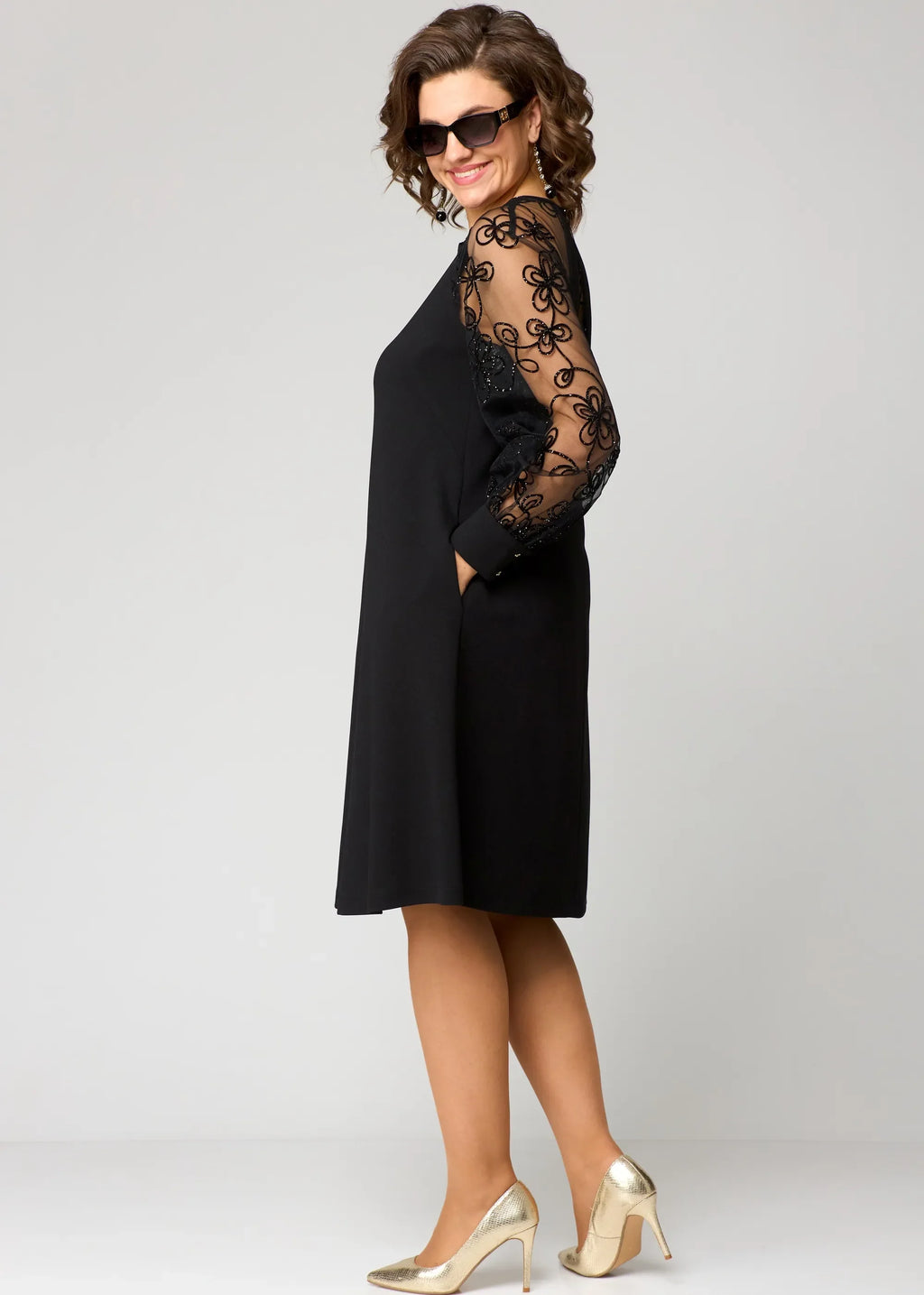 Edyth – Knee Length Dress with Lace Sleeves